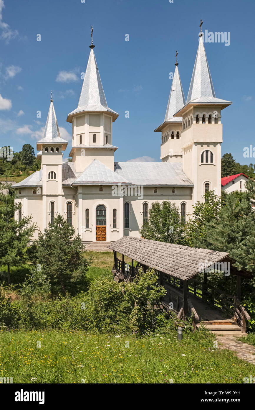 La nouvelle église orthodoxe de Poienile Izei, Maramureș, Roumanie. Jamais depuis la révolution il y a eu un boom dans la construction de l'église Banque D'Images
