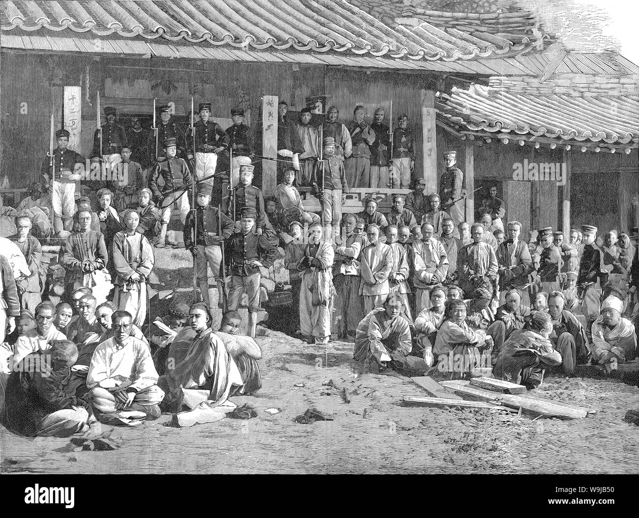 [ 1890 Japon - Première guerre sino-japonaise (1894-1895) ] - troupes Japonais Chinois garde les prisonniers pendant la première guerre sino-japonaise (1894-1895). Publié dans l'hebdomadaire illustré en français Le Monde illustré du 8 décembre 1894 (27) L'ère Meiji. Texte original : 'La guerre sino-japonaise. Soldats Japonais gardant les prisonniers chinois." 19e siècle vintage illustration de journal. Banque D'Images