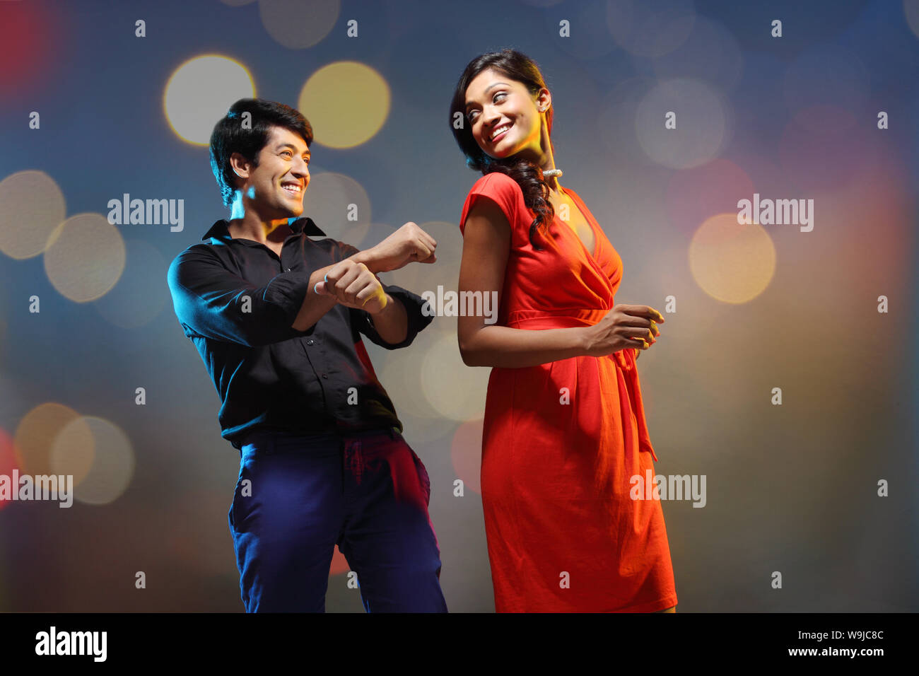 Un jeune couple danse dans une boîte de nuit Banque D'Images