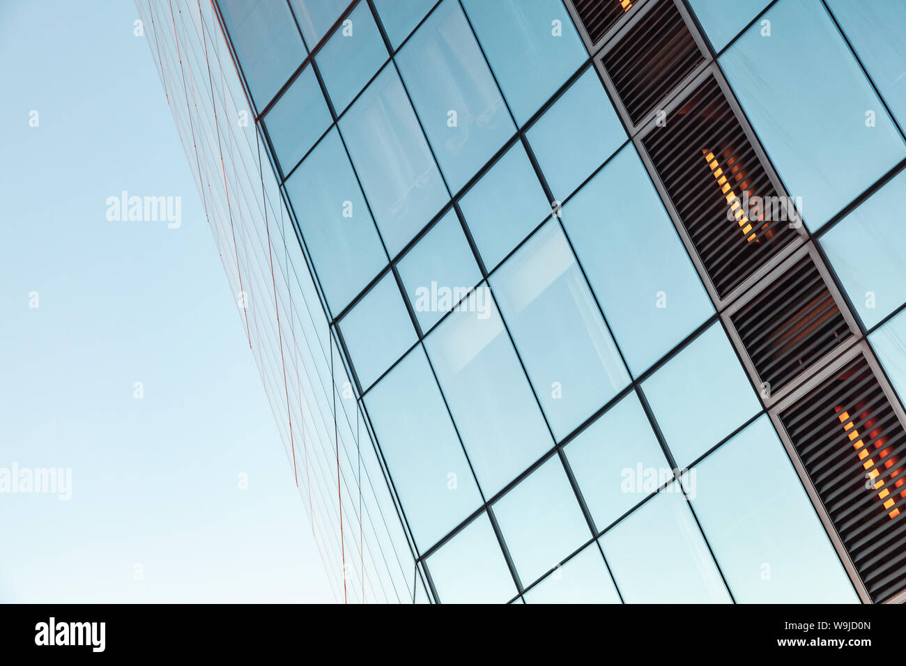 Architecture d'affaires contemporain abstract fragment, office building corner fait de verre et d'acier sous ciel bleu Banque D'Images