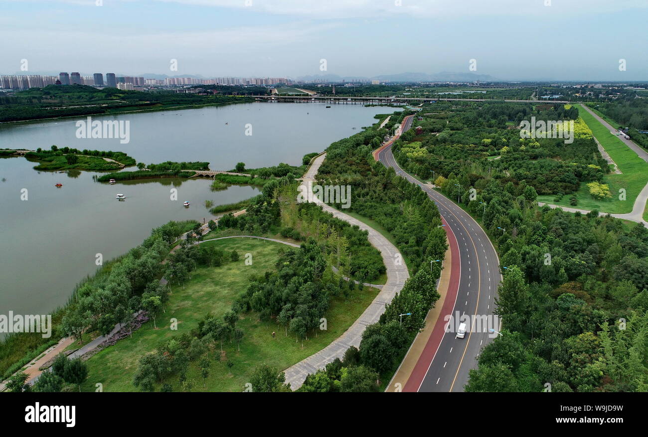 (190814) -- SHIJIAZHUANG, 14 août 2019 (Xinhua) -- photo aérienne prise le 13 août 2019 montre une section de la rivière Hutuo à Shijiazhuang, Chine du Nord, Province de Hebei. La qualité de l'eau et l'écosystème de la rivière Hutuo ont été améliorés grâce à l'administration locale des efforts d'assainissement écologique. Les autorités ont introduit de bordures sur les émissions des eaux usées, des installations de traitement des eaux usées mis à niveau et investi sur le traitement pré-émissions, avec des technologies telles que l'assainissement in situ à jouer. Paysages et jardins botaniques ont aussi été ajouté à l'eau pour une meilleure publi Banque D'Images