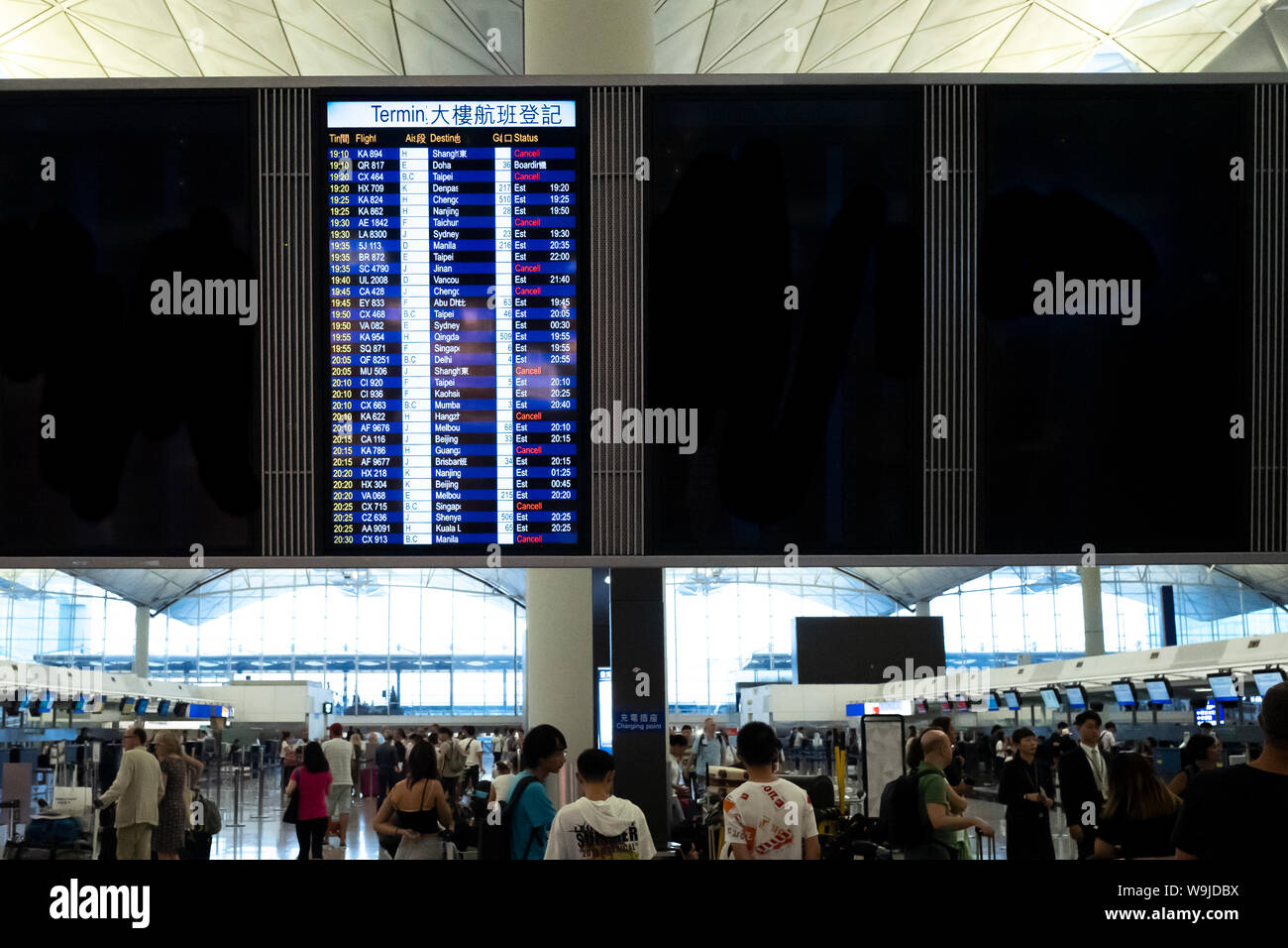 Hong Kong. 14 août, 2019. De l'aéroport de Hong Kong a été rouverte aujourd'hui avec un accès limité aux voyageurs titulaires d'une carte d'embarquement et passeport uniquement. Ceci vient après l'aéroport a été occupé pendant presque une semaine. L'anti-projet de loi sur l'extradition de protestation sont une série de manifestations à Hong Kong contre les délinquants en fuite et l'entraide judiciaire en matière pénale Loi Projet de loi proposé par le gouvernement de Hong Kong. Credit : Joshua Preston/Alamy Live News Banque D'Images
