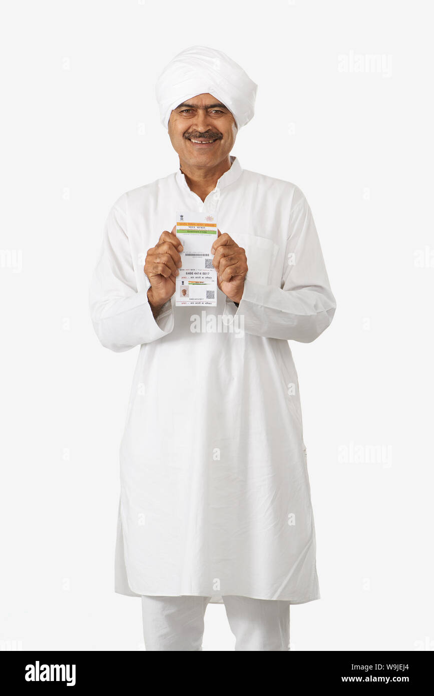 L'homme rural montrant une carte Aadhar Banque D'Images
