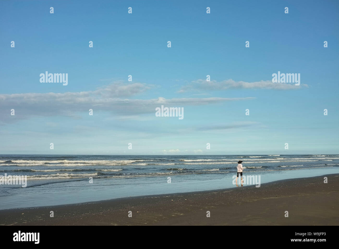 Une femme marche seul sur la plage en ville Hasunuma Hasunuma, préfecture de Chiba, au Japon. Banque D'Images