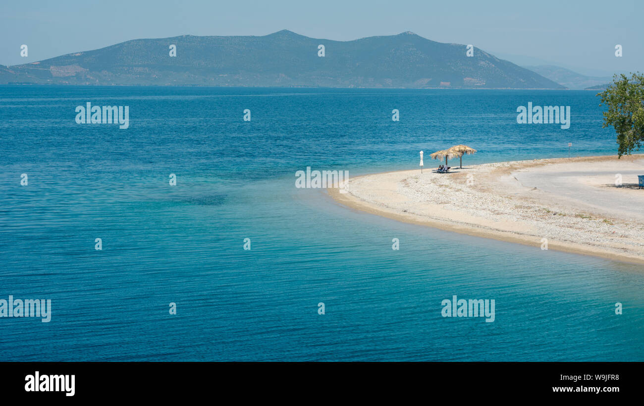 Plage vide sur une île grecque avec un parasol Banque D'Images