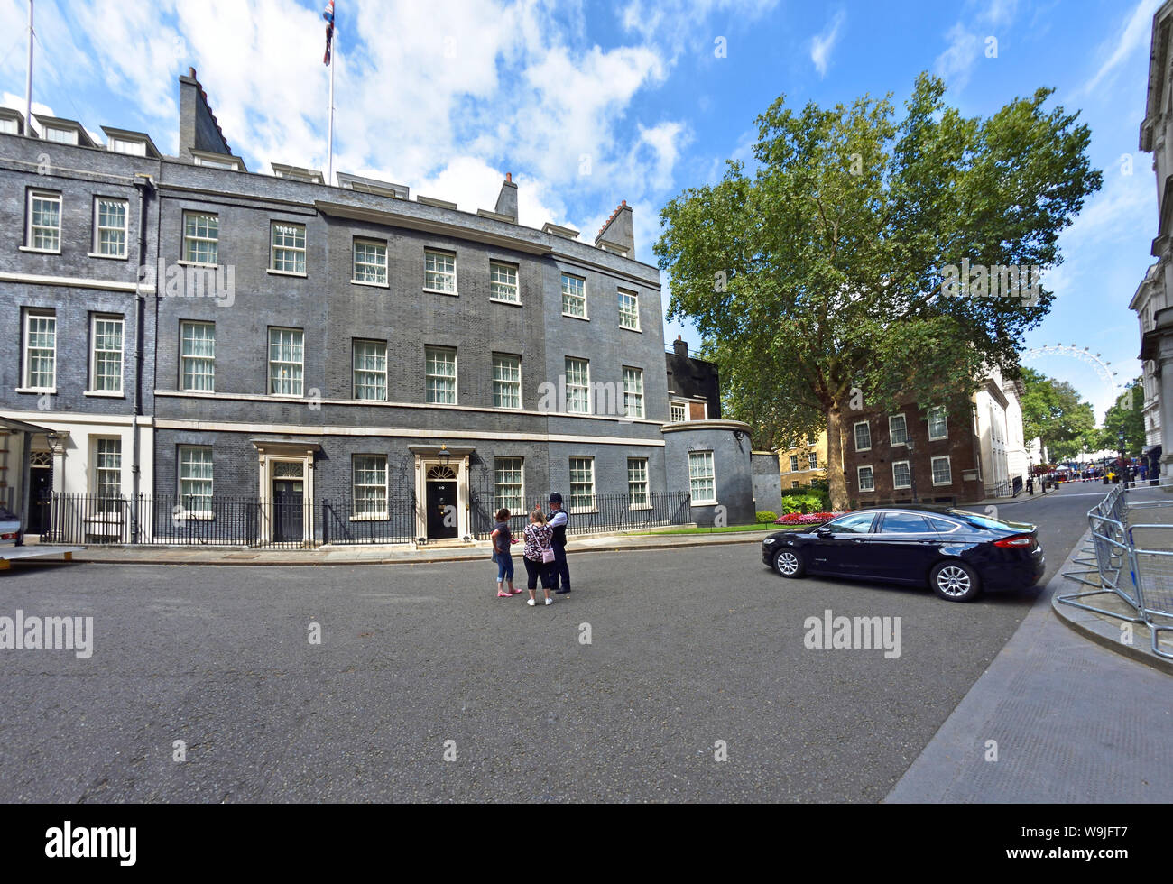 Londres, Angleterre, Royaume-Uni. Downing Street - fisheye grand angle de vue. Banque D'Images