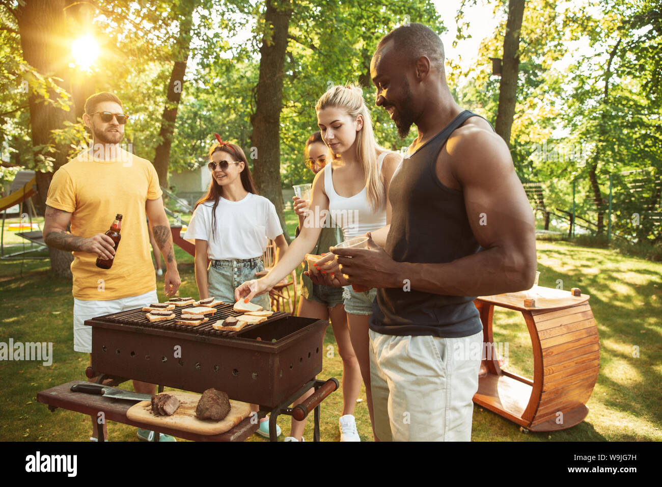 Groupe des amis de la bière et heureux d'avoir un barbecue de travail à ...