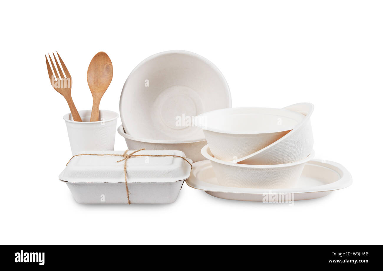 Ensemble de la fibre d'écrus food box et tasse de papier isolé sur fond blanc, sauver chemin de détourage. Fibre naturelle eco emballage des aliments et boissons. Banque D'Images