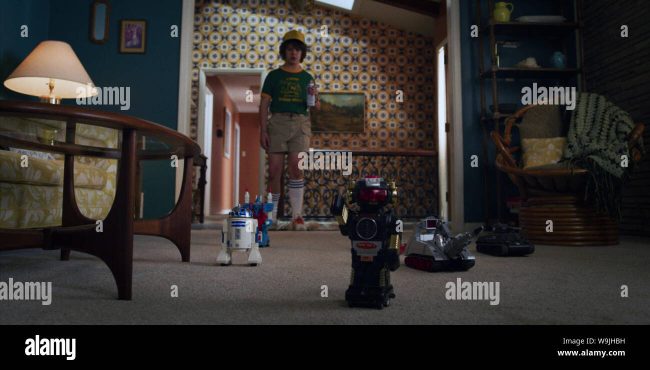 La troisième saison de l'American science fiction-horreur série télévision web Stranger Things, intitulé Stranger Things 3. La troisième saison stars Winona Ryder, David Harbour, Finn Wolfhard, Millie Bobby Brown, Gedichten Matarazzo, Caleb McLaughlin, Noah Schnapp, Sadie, évier, Natalia Dyer, Charlie Heaton, Joe Keery, Juan Vicente Montgomery, Maya Hawke, Priah, Ferguson et Cara Buono. Cette photographie est fourni pour un usage éditorial uniquement et est l'auteur du film company et/ou de l'espace attribué par le photographe ou film société de production. Banque D'Images