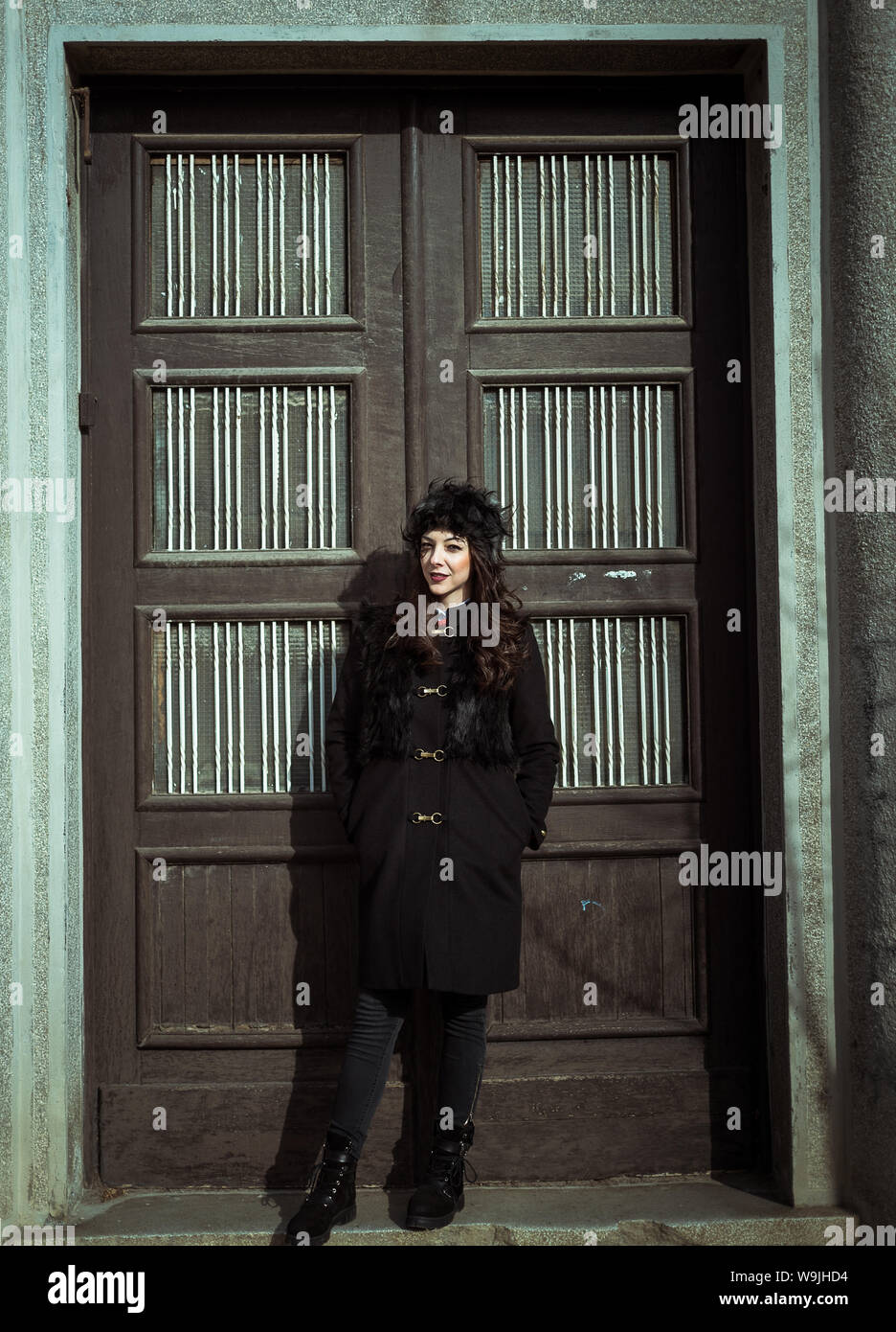 Brunette portant un chapeau de fourrure et un manteau noir outdoor Banque D'Images
