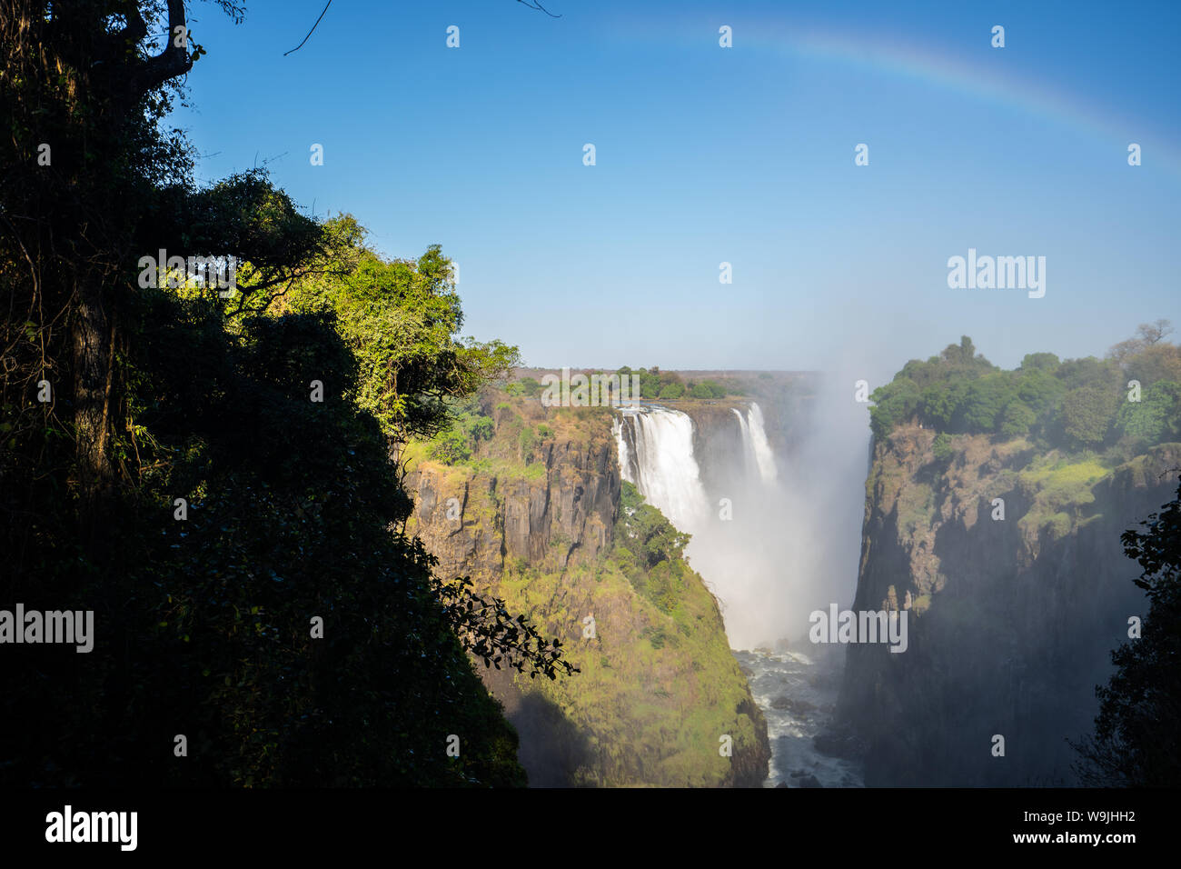 En arc-en-ciel le spray de Victoria Falls sur la frontière de la Zambie et du Zimbabwe, l'Afrique. Banque D'Images