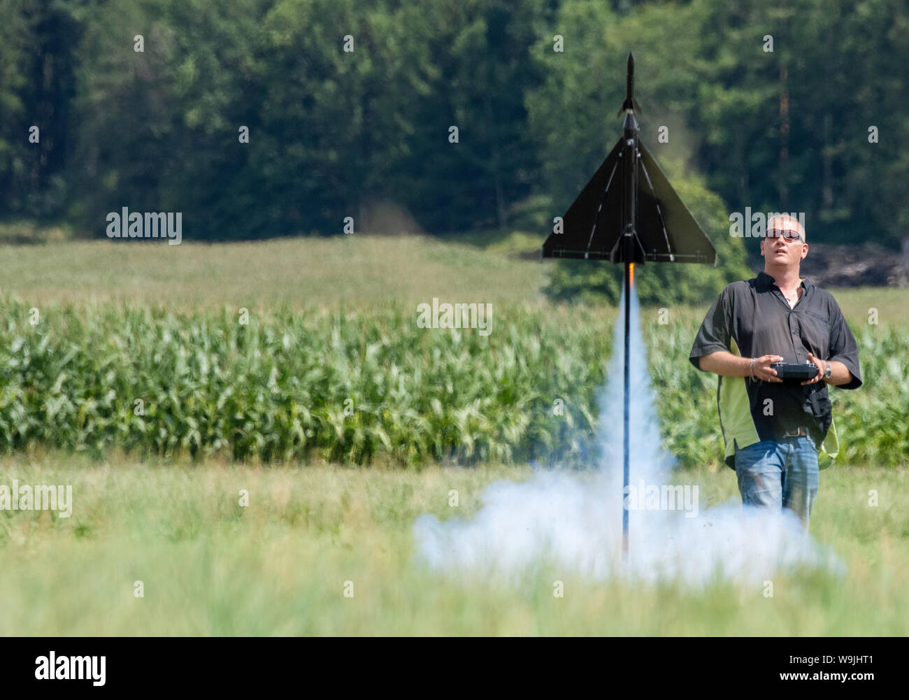 Augsburg, Allemagne. 14Th Aug 2019. Rainer Scherle lance une fusée. Les étudiants de l'Université d'Augsbourg testé modèle du carbone des roquettes. Ceux-ci devraient être en mesure de voler de manière contrôlée après l'escalade et atterrir en toute sécurité. L'objectif du projet est de rendre la technologie utilisable commercialement - par exemple pour les taxis de l'air. Credit : Stefan Udry/dpa/Alamy Live News Banque D'Images