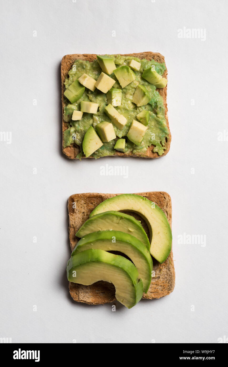 Couper l'avocat et de lutte contre les mauvaises herbes fraîchement sandwich Banque D'Images