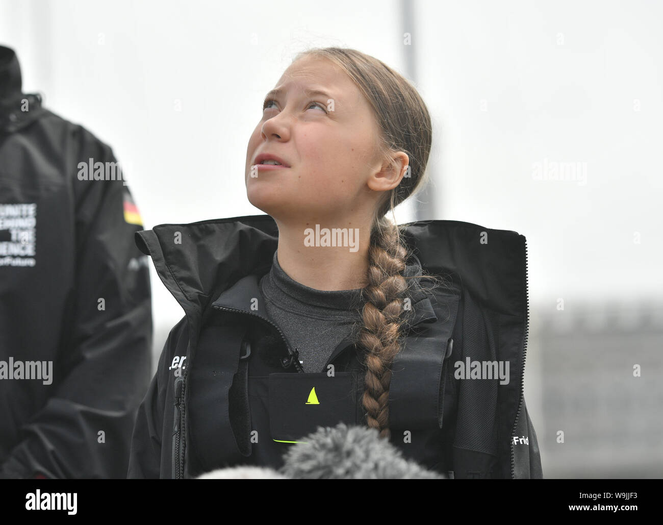 Activiste climatique Greta Thunberg parle aux médias avant d'shebegins son voyage vers les États-Unis de Plymouth sur la Malizia II, pour assister à des manifestations climatiques dans le pays les 20 et 27 septembre et à prendre la parole à l'action des Nations Unies sur les changements climatiques Sommet. Banque D'Images