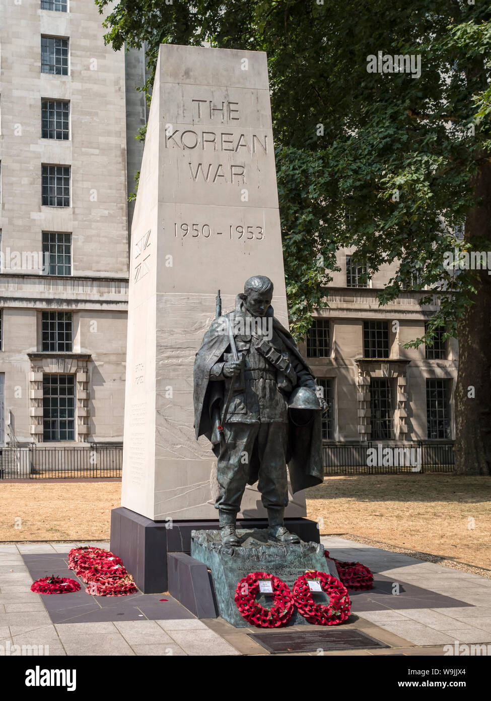 LONDRES, Royaume-Uni : le mémorial de la guerre de Corée (par Philip Jackson) à Victoria Embankment Gardens avec des couronnes de pavot Banque D'Images