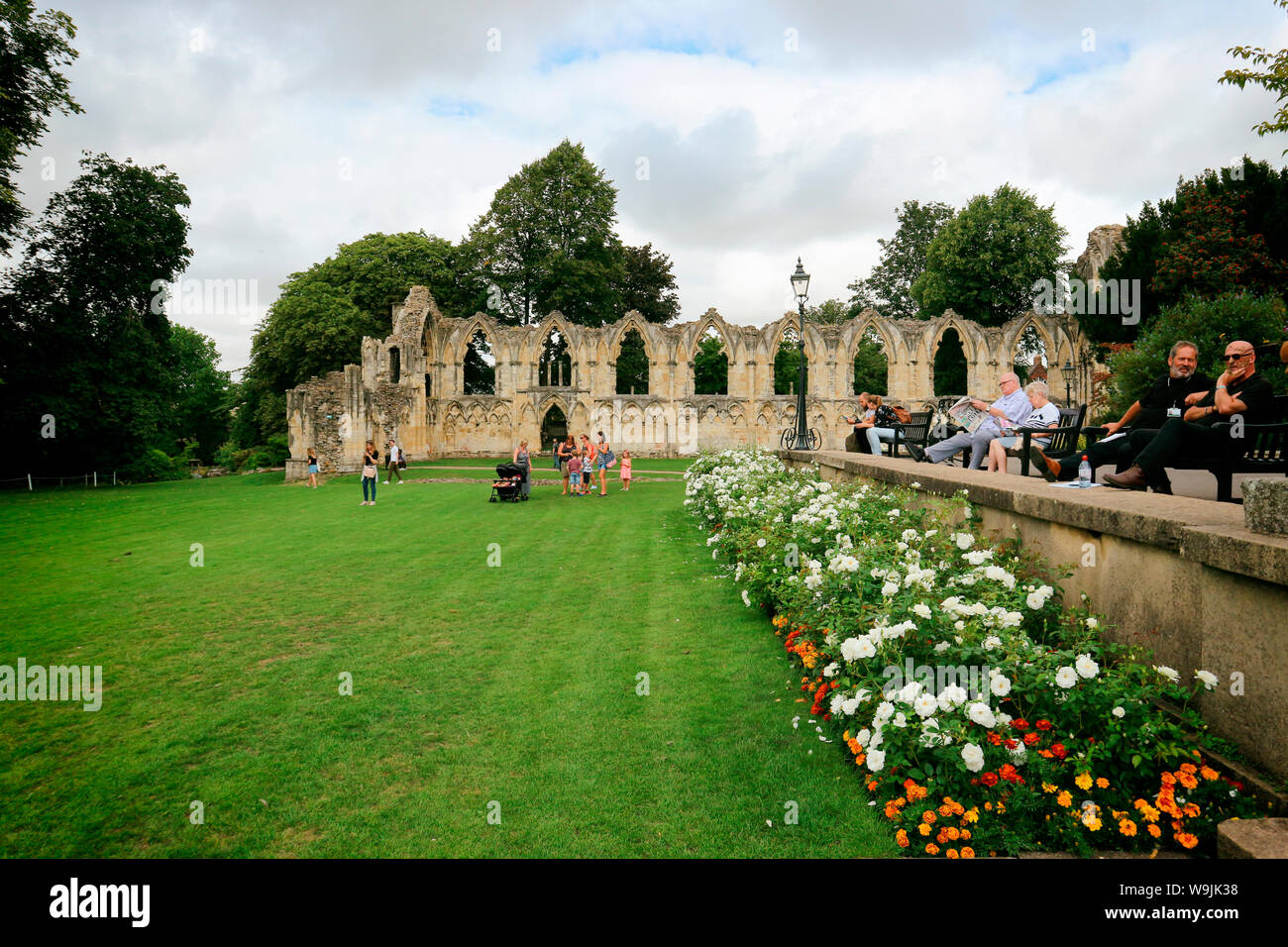 Vestiges de l'abbaye Sainte Marie à York, Royaume-Uni, dans un beau parc verdoyant, jardins du Musée Banque D'Images