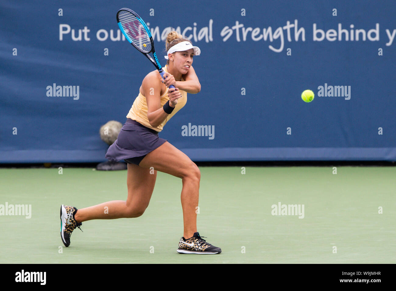 Mason, Ohio, USA. Août 13, 2019. Touches de Madison (USA) renvoie une balle ronde du mardi au cours de l'Ouest et du Sud de s'ouvrir à la Lindner Family Tennis Center, Mason, Oh. Crédit : Scott Stuart/ZUMA/Alamy Fil Live News Banque D'Images