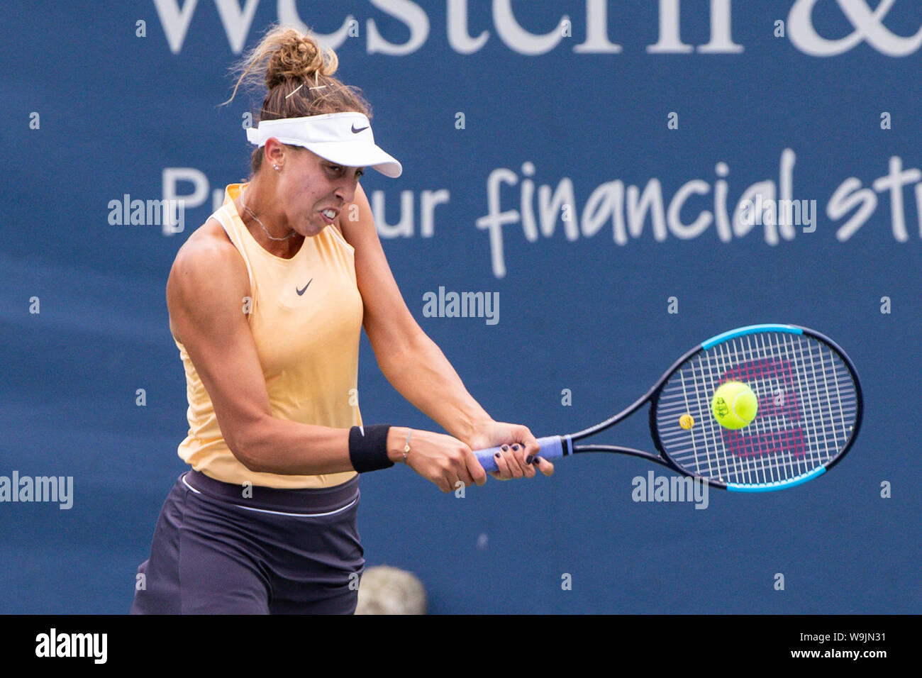 Mason, Ohio, USA. Août 13, 2019. Touches de Madison (USA) frappe un coup de revers au cours de la ronde du mardi l'Ouest et du Sud de s'ouvrir à la Lindner Family Tennis Center, Mason, Oh. Crédit : Scott Stuart/ZUMA/Alamy Fil Live News Banque D'Images
