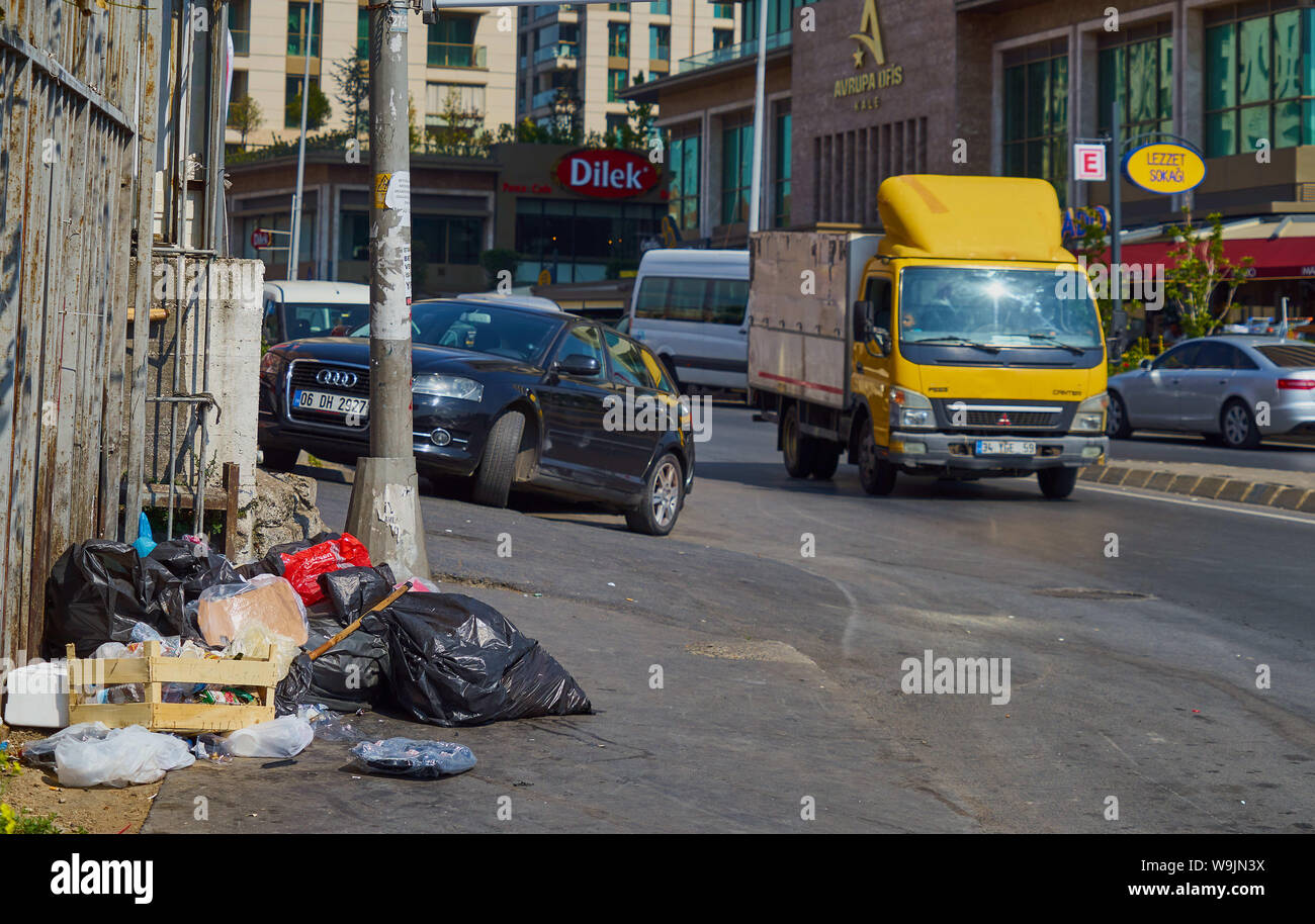 Istanbul, Turquie, 23 septembre., 2018 : dans un quartier avec un tas d'ordures au bord de la route Banque D'Images