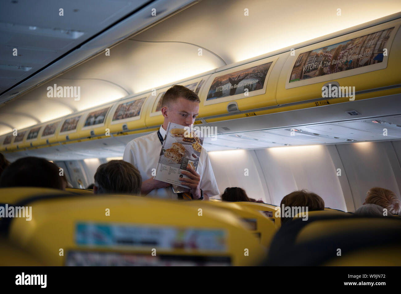 La vente de marchandises, intendant de Ryanair d'intérieur des avions, l'aéroport de Dublin, Swords, Dublin, Irlande, Europe Banque D'Images