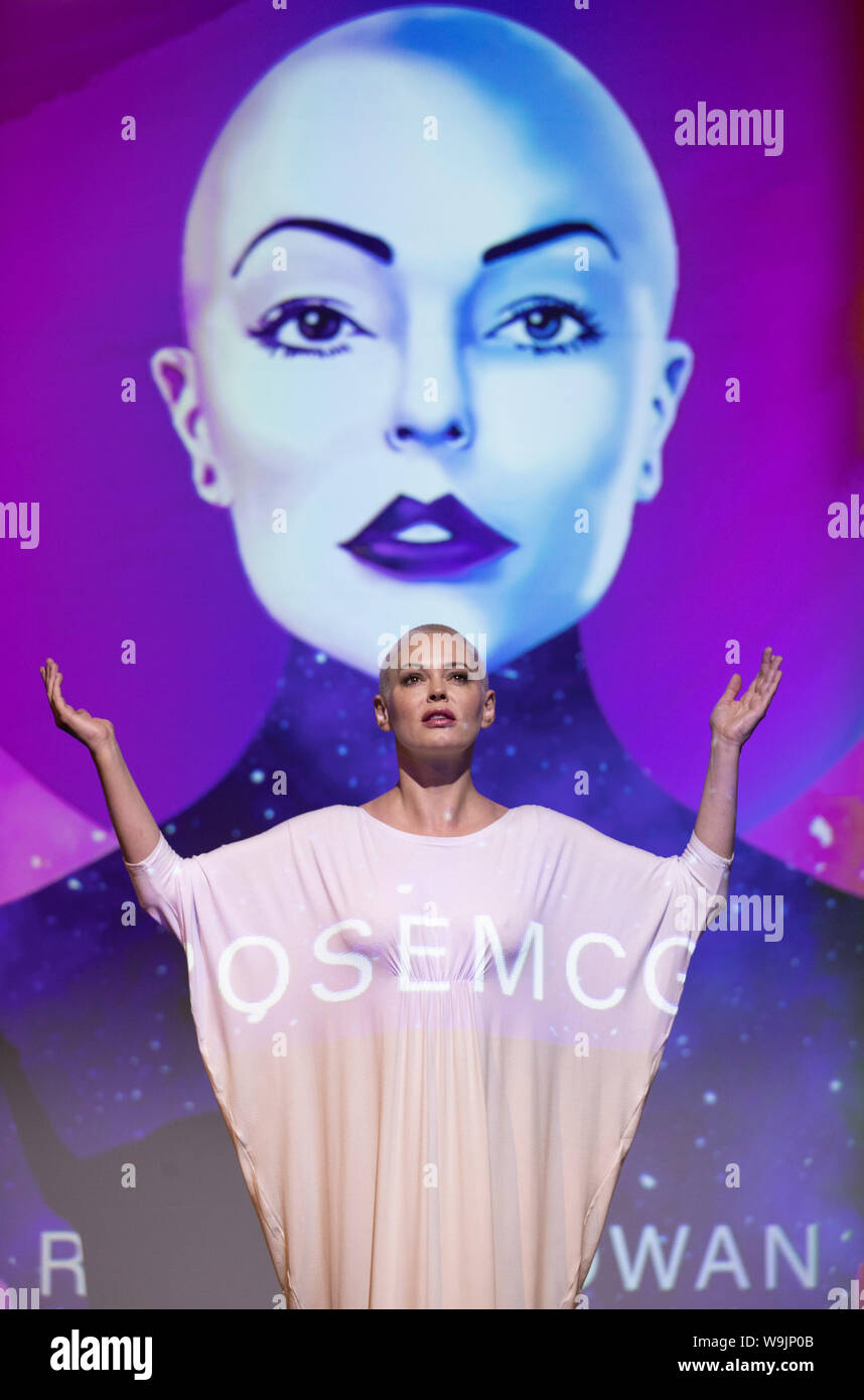 L'actrice et militante Rose McGowan sur scène à la salle de l'Assemblée, Édimbourg, avec des projections à partir de la toile de son premier spectacle sur scène Planète 9, qui arrivera sur le Jeudi au Festival d'Edimbourg. Banque D'Images