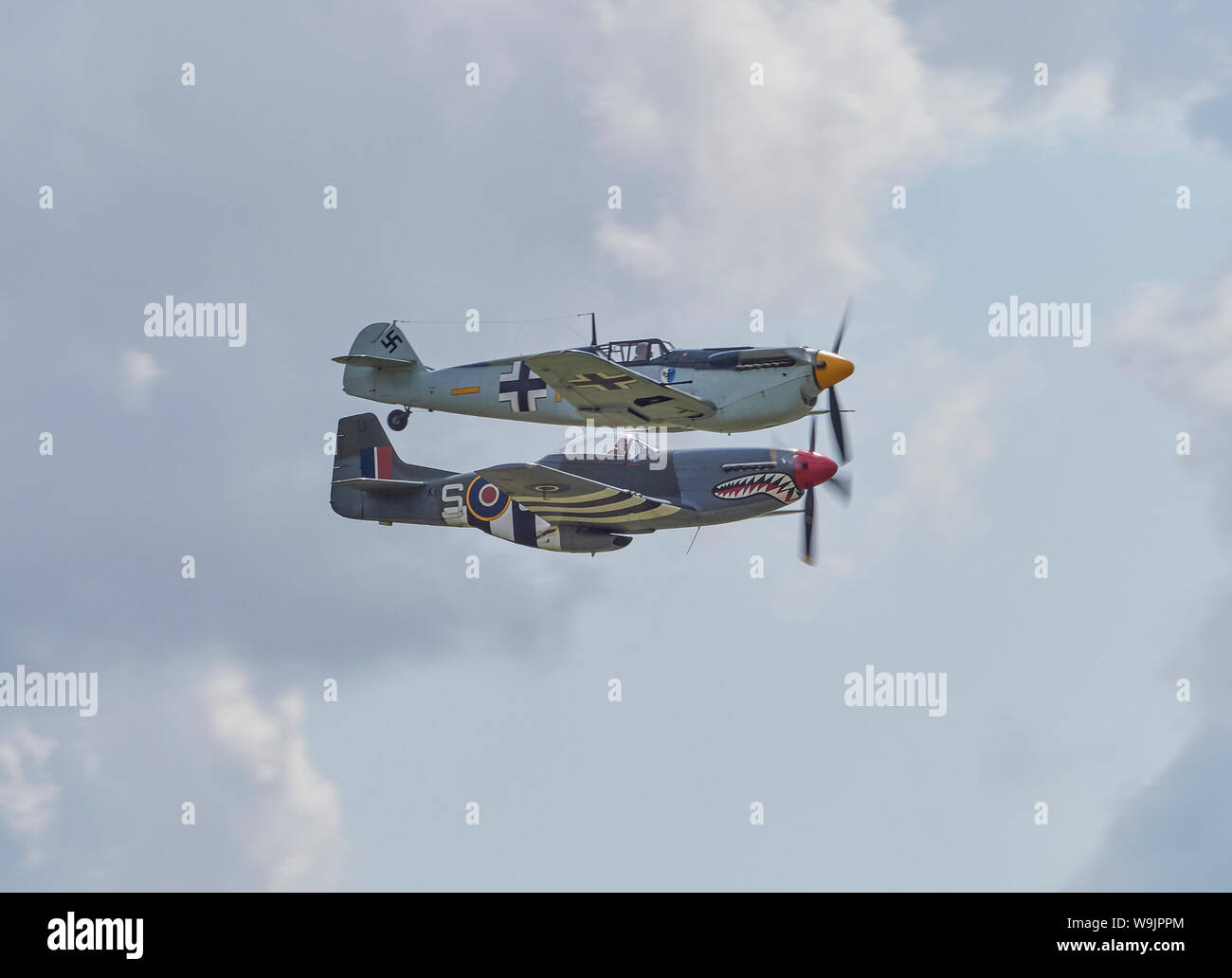 Hispano HA-112 MIL Buchon un Messerschmitt Bf 109 moi 109 avec un moteur Merlin La Seconde Guerre mondiale chasseur allemand avec un North American P-51D Mustang Banque D'Images