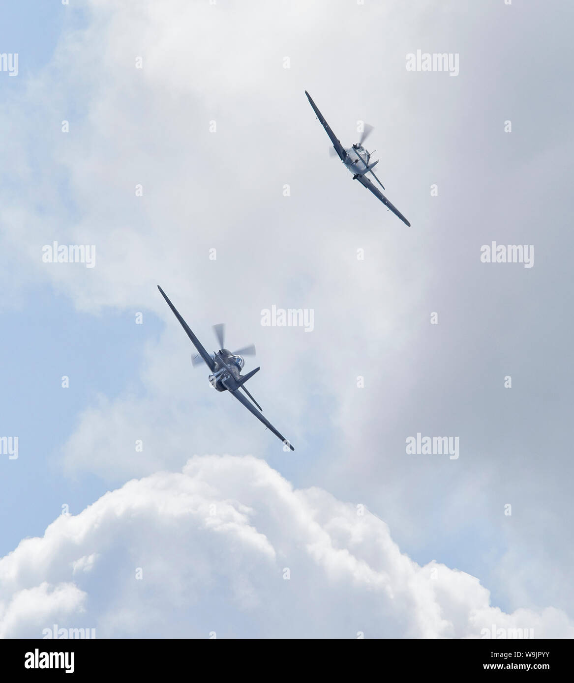 Hispano HA-112 MIL Buchon un Messerschmitt Bf 109 Me 109 la seconde guerre mondiale chasseur allemand avec un North American P-51D Mustang dans RAF livery dans un combat de chiens Banque D'Images