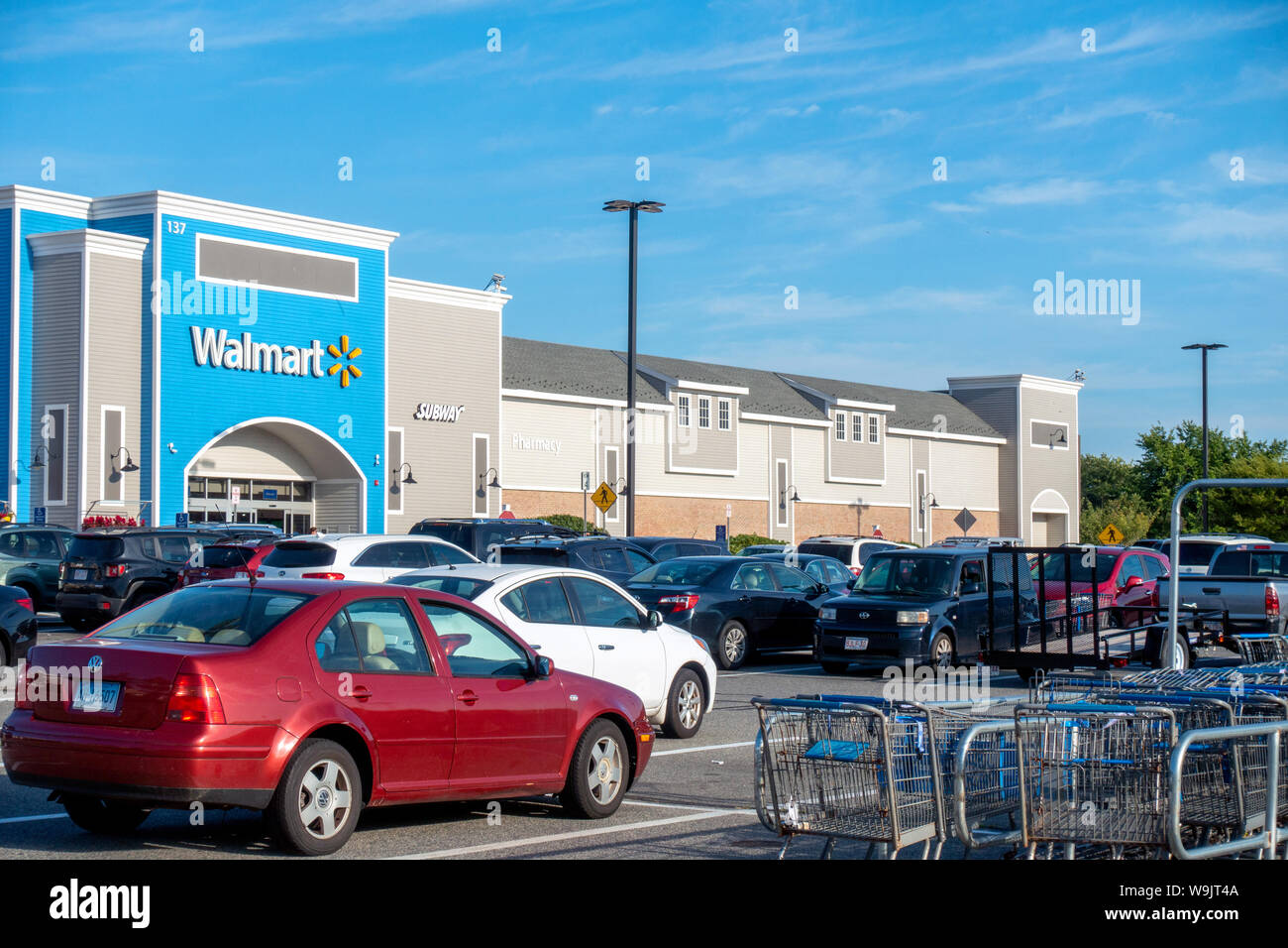 Walmart store extérieur avec les voitures en stationnement et des chariots de magasinage à Falmouth, Cape Cod, Massachusetts USA Banque D'Images