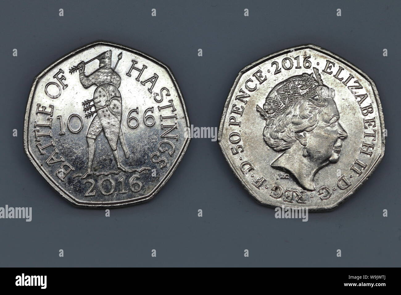Les deux faces d'une pièce de cinquante pence qui commémore la bataille de Hastings, 1066, a été imprimé par la Monnaie royale de 2016 Banque D'Images