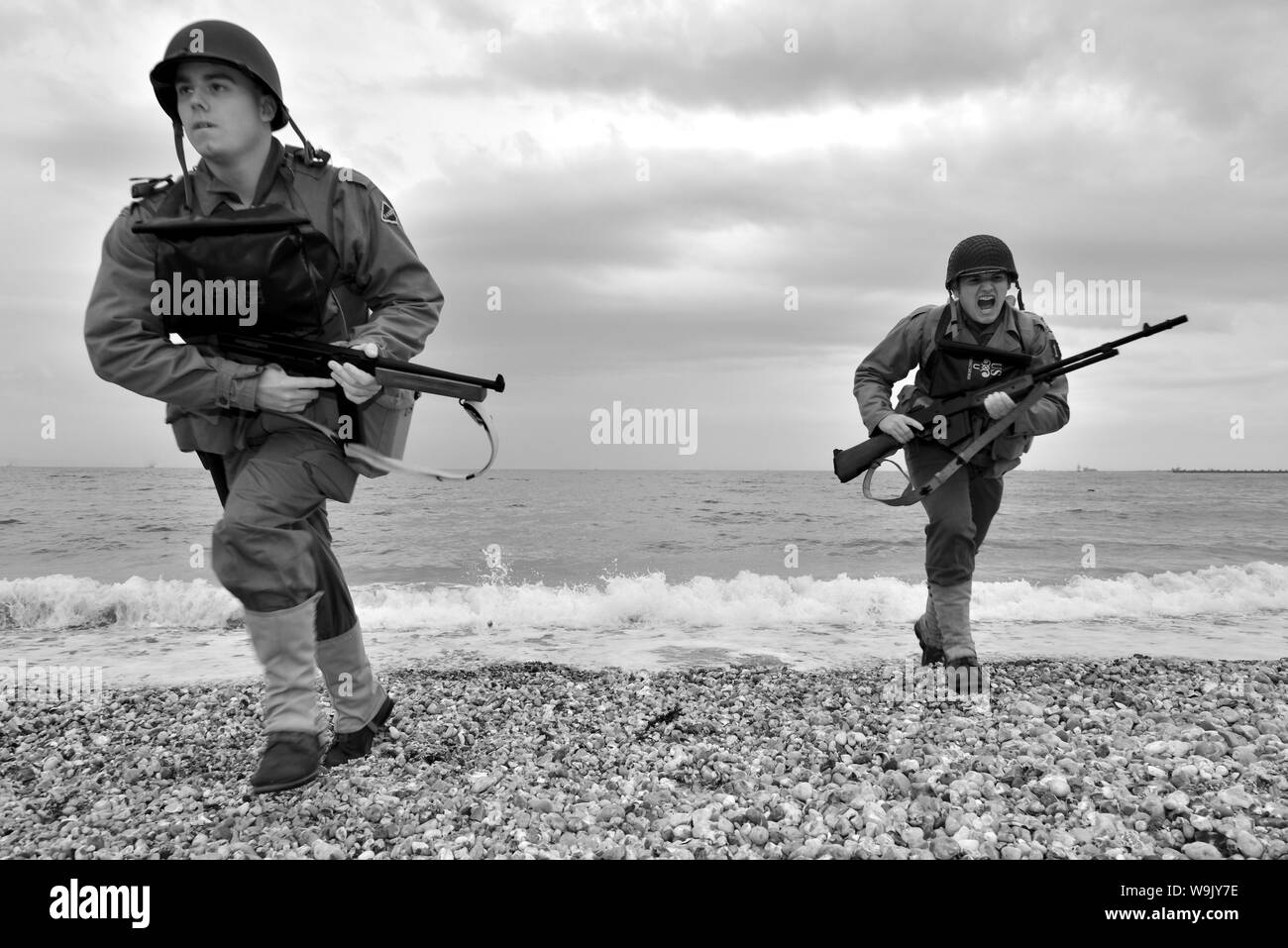 Des soldats américains (re en-acteurs) re-enacting D Jour de débarquement sur la plage dans le Dorset Banque D'Images