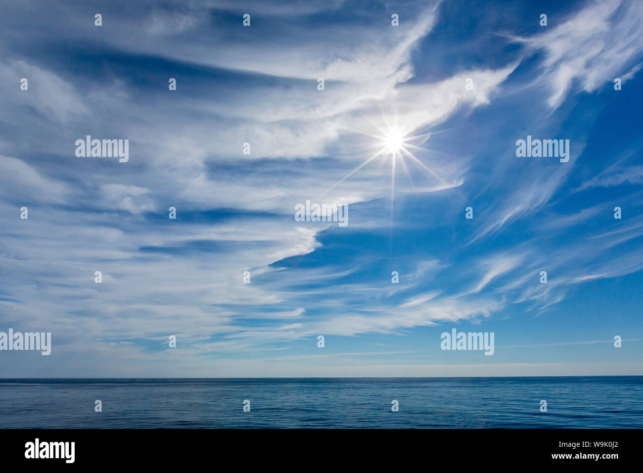La solarisation dans Ciel bleu près de la péninsule Cumberland, île de Baffin, Nunavut, Canada, Amérique du Nord Banque D'Images