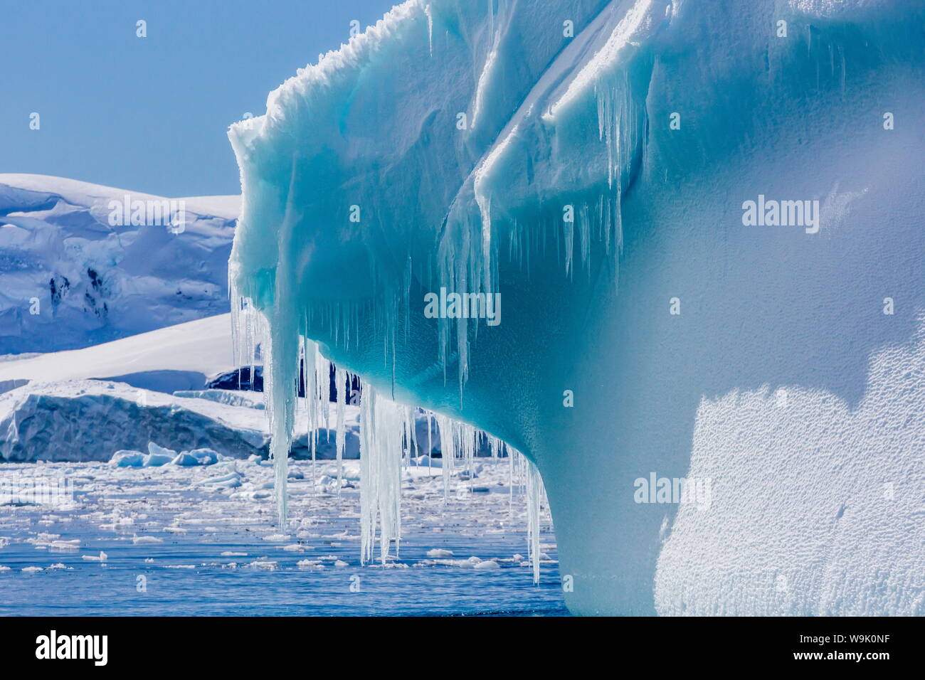 Les glaçons se suspendre à un iceberg glaciaire à Cierva Cove, l'Antarctique, régions polaires Banque D'Images