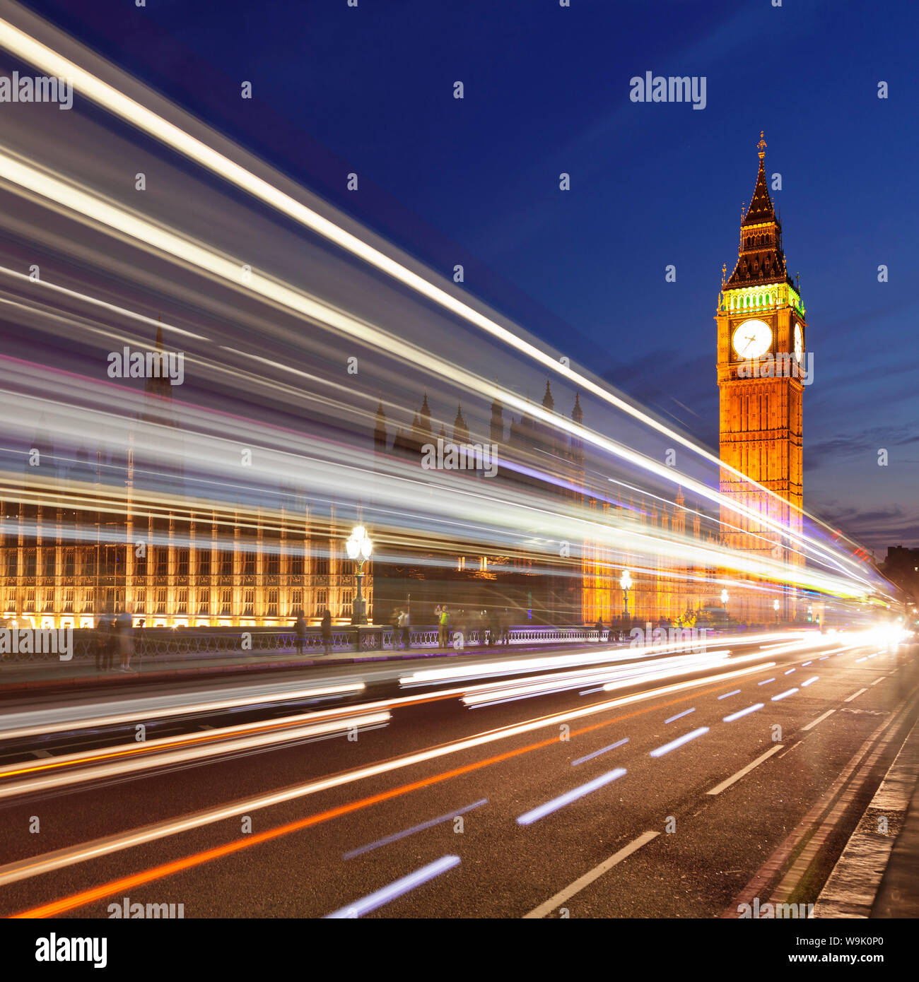 Motion blurred red double decker bus, chambres du Parlement, Big Ben, Westminster Bridge, Londres, Angleterre, Royaume-Uni, Europe Banque D'Images