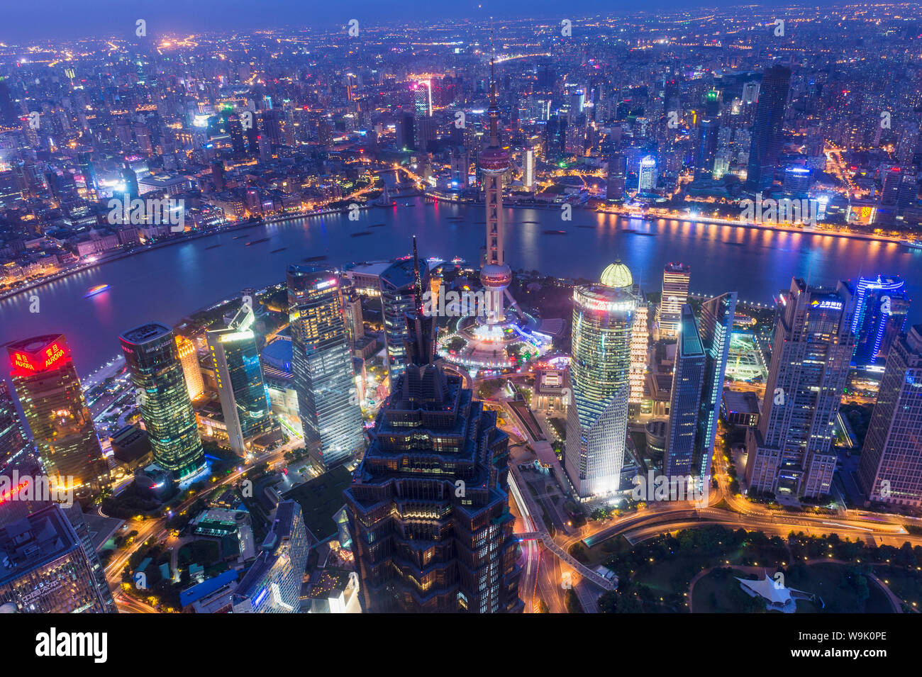 Vue sur le quartier financier de Pudong la nuit, Shanghai, Chine, Asie Banque D'Images