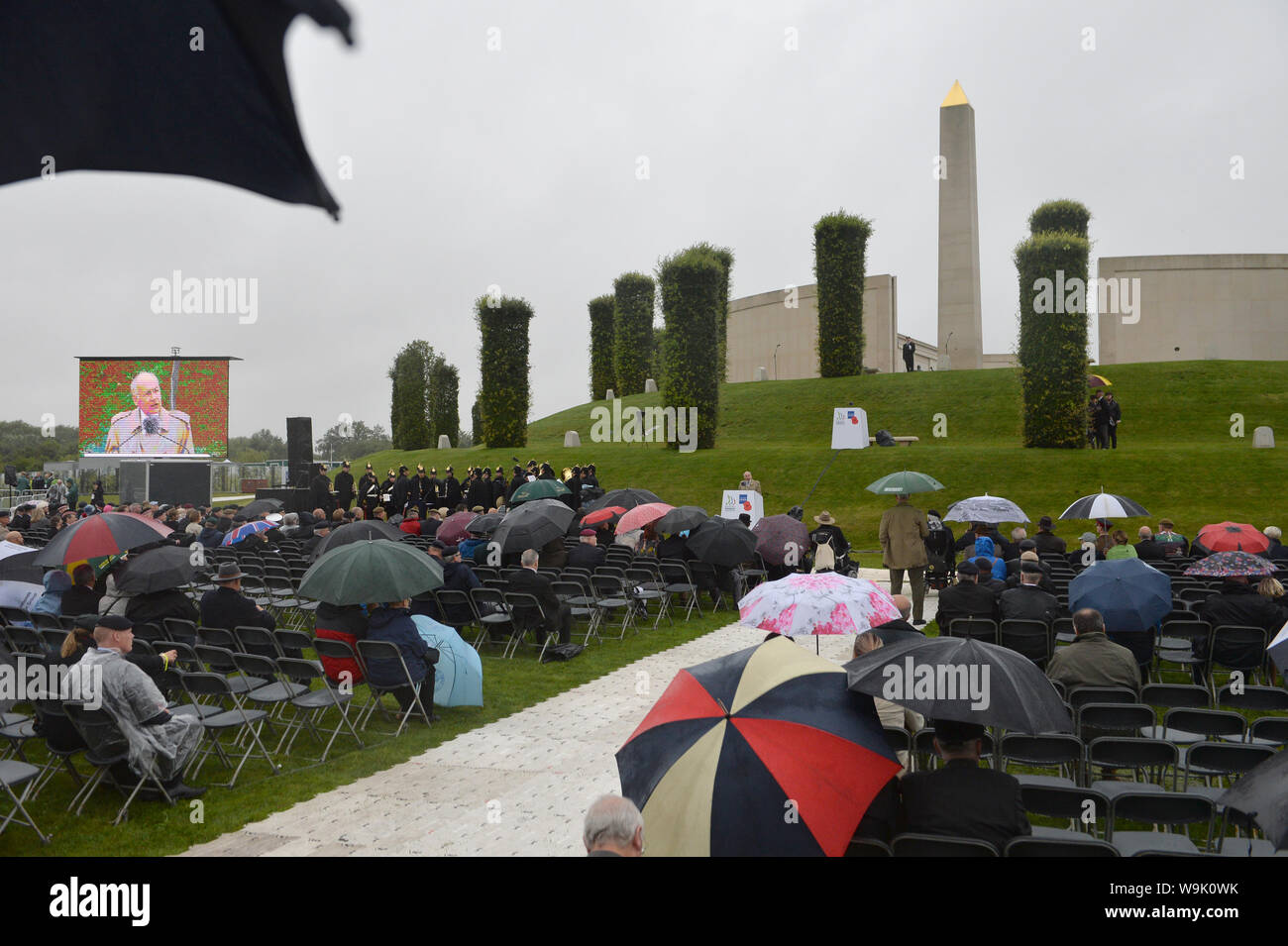 Alastair Stewart lors d'un Royal British Legion événement au National Memorial Arboretum dans le Staffordshire, pour marquer le 50e anniversaire de l'armée britannique déploiement des Forces canadiennes en Irlande du Nord. Banque D'Images