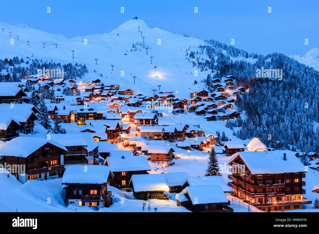 Crépuscule bleu sur le village alpin enneigé entouré par les remontées mécaniques, Bettmeralp, district de Rarogne, canton du Valais, Suisse, Europe Banque D'Images