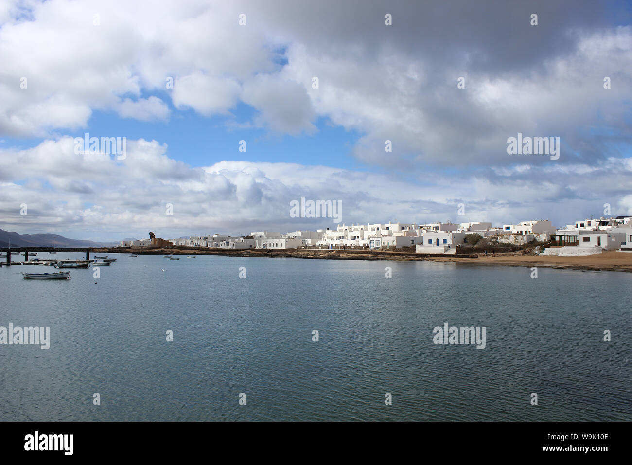 Le village de Caleta de Sebo (La Graciosa, Lanzarote, îles Canaries, Espagne) affiche ses maisons blanches à côté de l'océan Atlantique. Banque D'Images