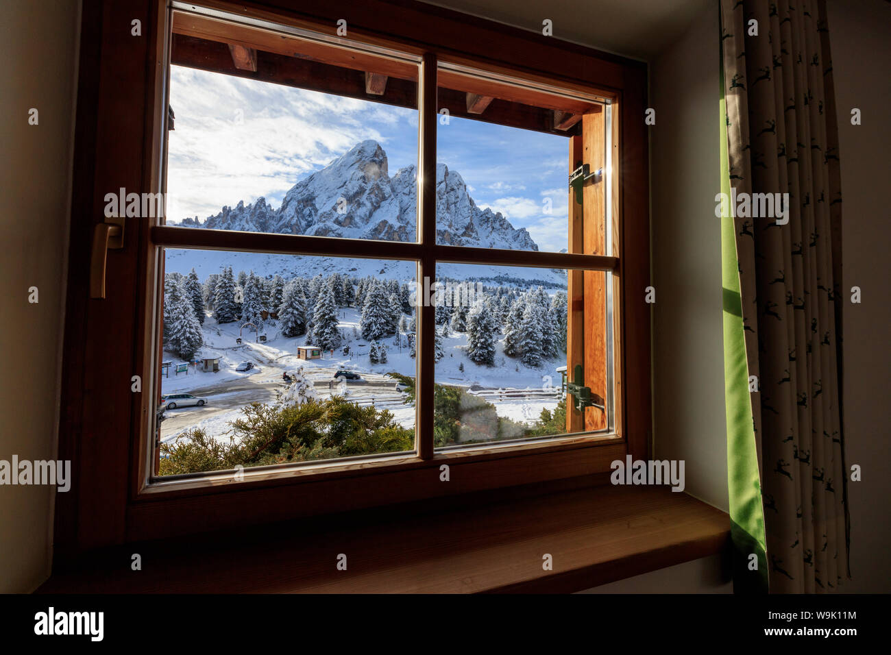 Avis de Sass de Putia entouré par Snowy Woods à partir de la fenêtre, le Passo delle Erbe, Funes, vallée du Tyrol du Sud, Italie, Europe Banque D'Images