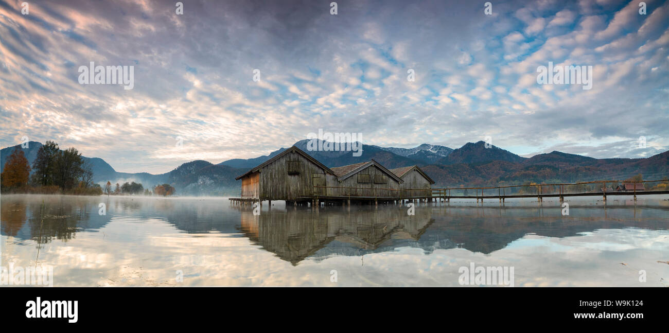 Panorama de Kochelsee encadrée par des nuages roses au coucher du soleil, Schlehdorf, Bavaria, Germany, Europe Banque D'Images