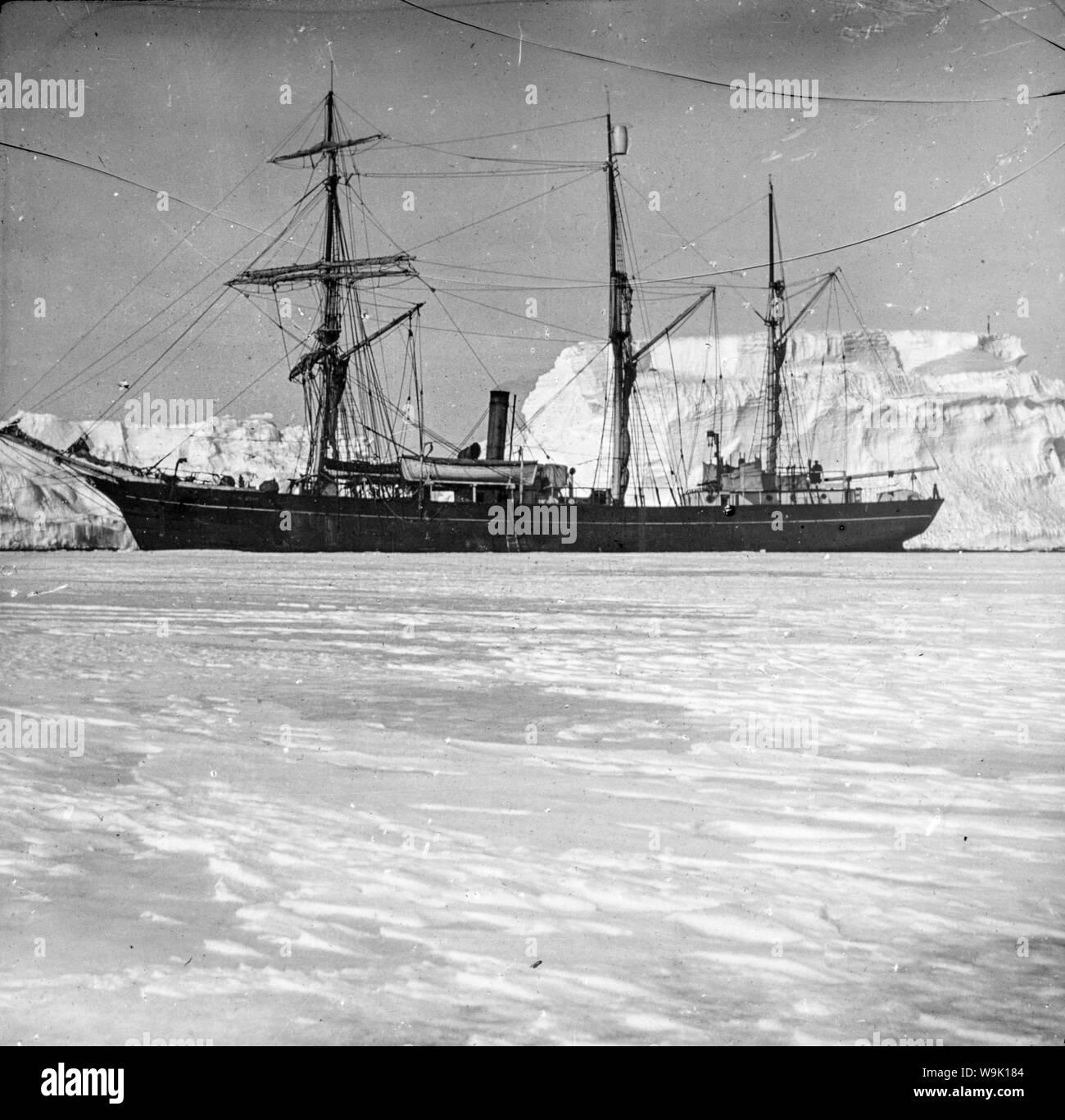 Le navire d'Ernest Shackleton, le Nimrod, s'est tenu dans la glace sur l'expédition de Nimrod au pôle Sud en 1908-1909, photographie Banque D'Images