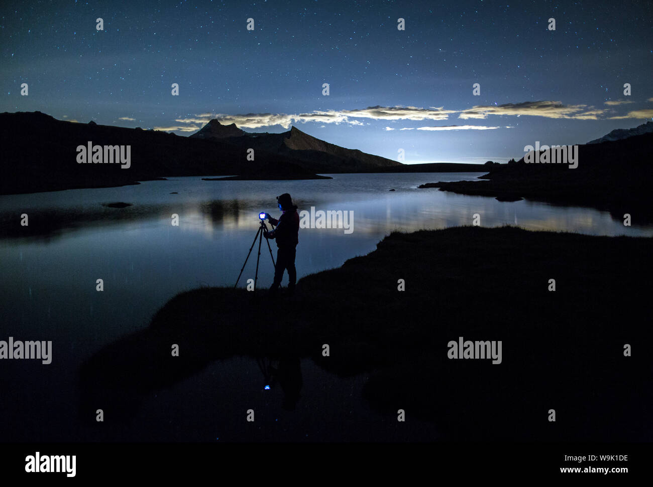 La réflexion sur l'admire photographe Rossett Lake la nuit, Parc National du Gran Paradiso, Alpi Graie (Graian Alps), Italy, Europe Banque D'Images