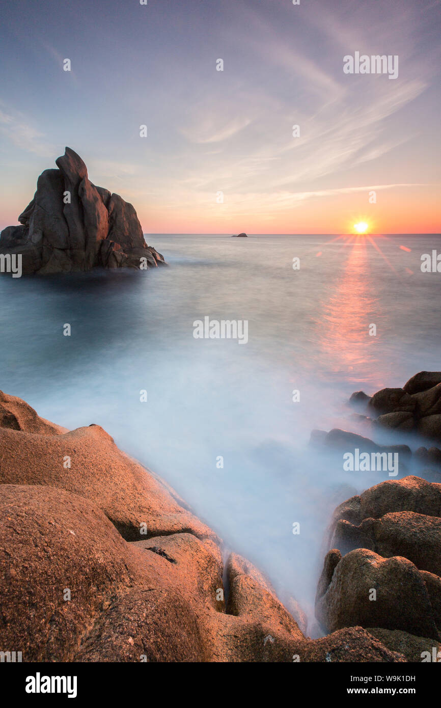 Le soleil derrière les rochers de la péninsule de Capo Testa, par Santa Teresa di Gallura, Sardaigne, Italie, Méditerranée, Europe Banque D'Images
