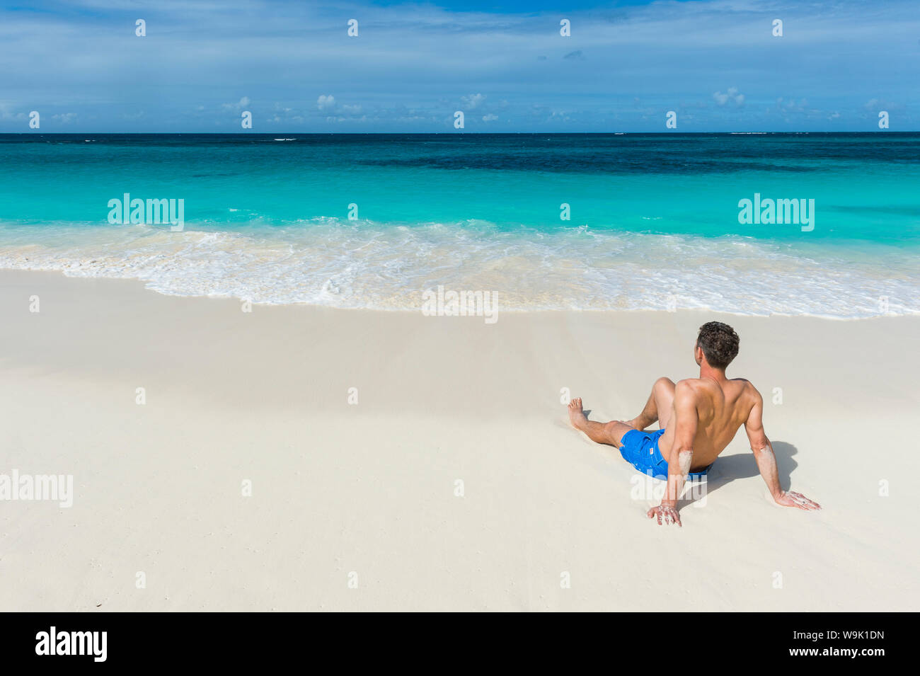 Man relaxing on the world class Shoal Bay East Beach, Anguilla, territoire britannique d'Outremer, Antilles, Caraïbes, Amérique Centrale Banque D'Images