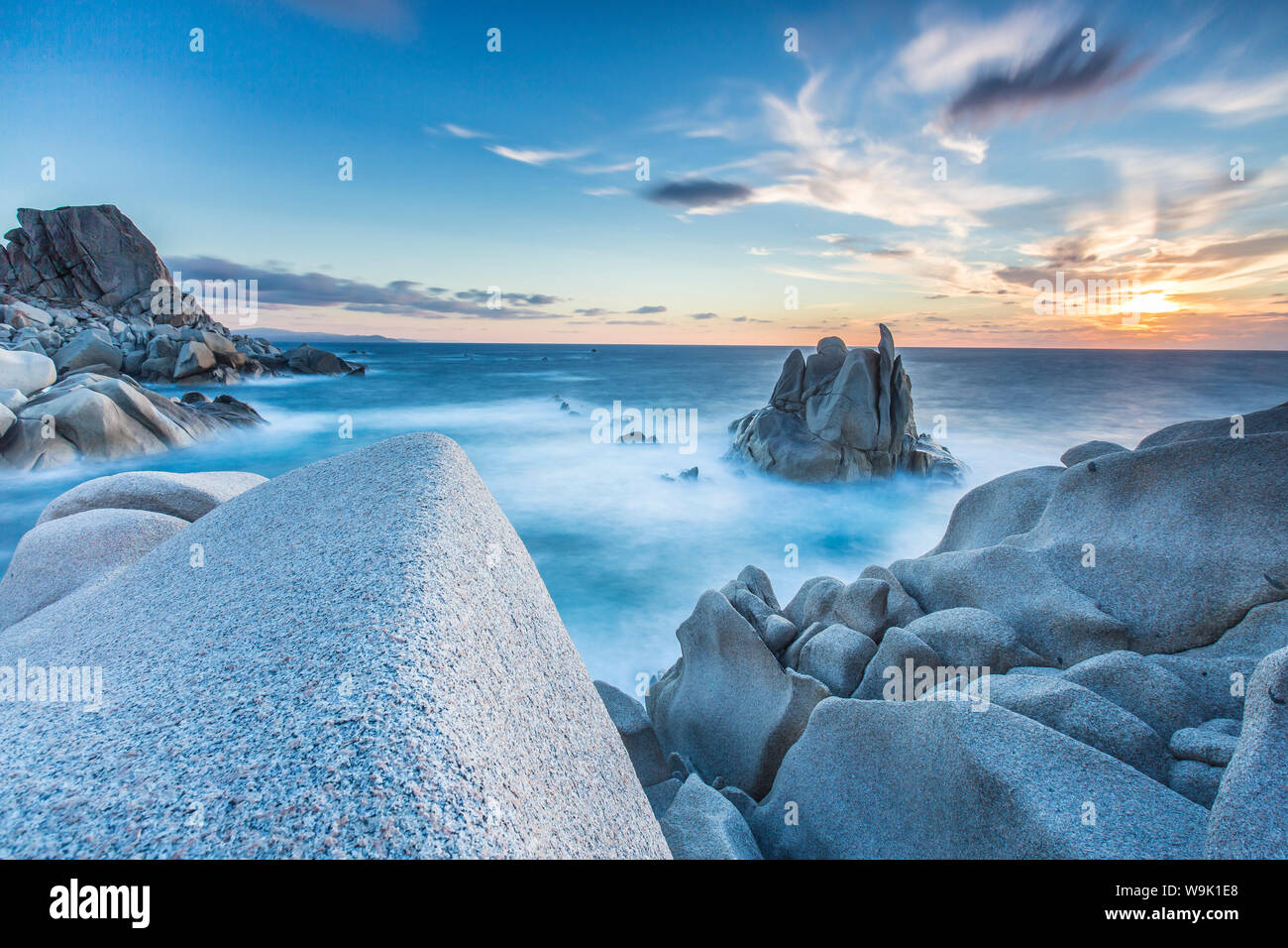 Vagues sur les rochers lisses de la péninsule de Capo Testa, par Santa Teresa di Gallura, Sardaigne, Italie, Méditerranée, Europe Banque D'Images