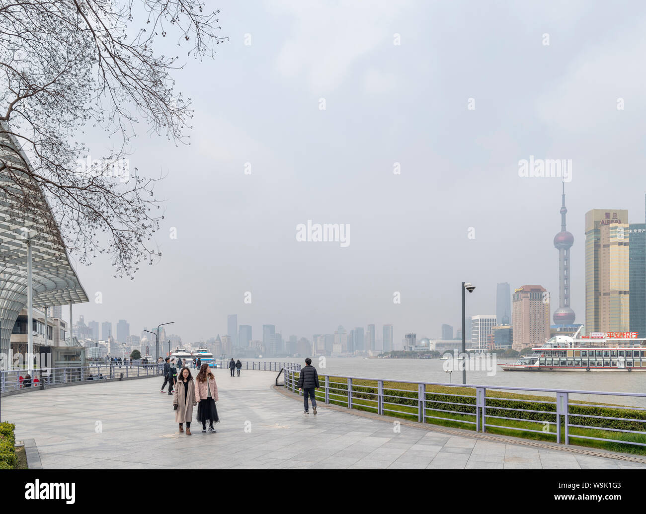 Le Bund (Waitan), la rivière Huangpu et sur les toits de Pudong au début de mars 2019 lorsque l'indice de la qualité de l'air (IQA) a plus de 200, Shanghai, Chine Banque D'Images