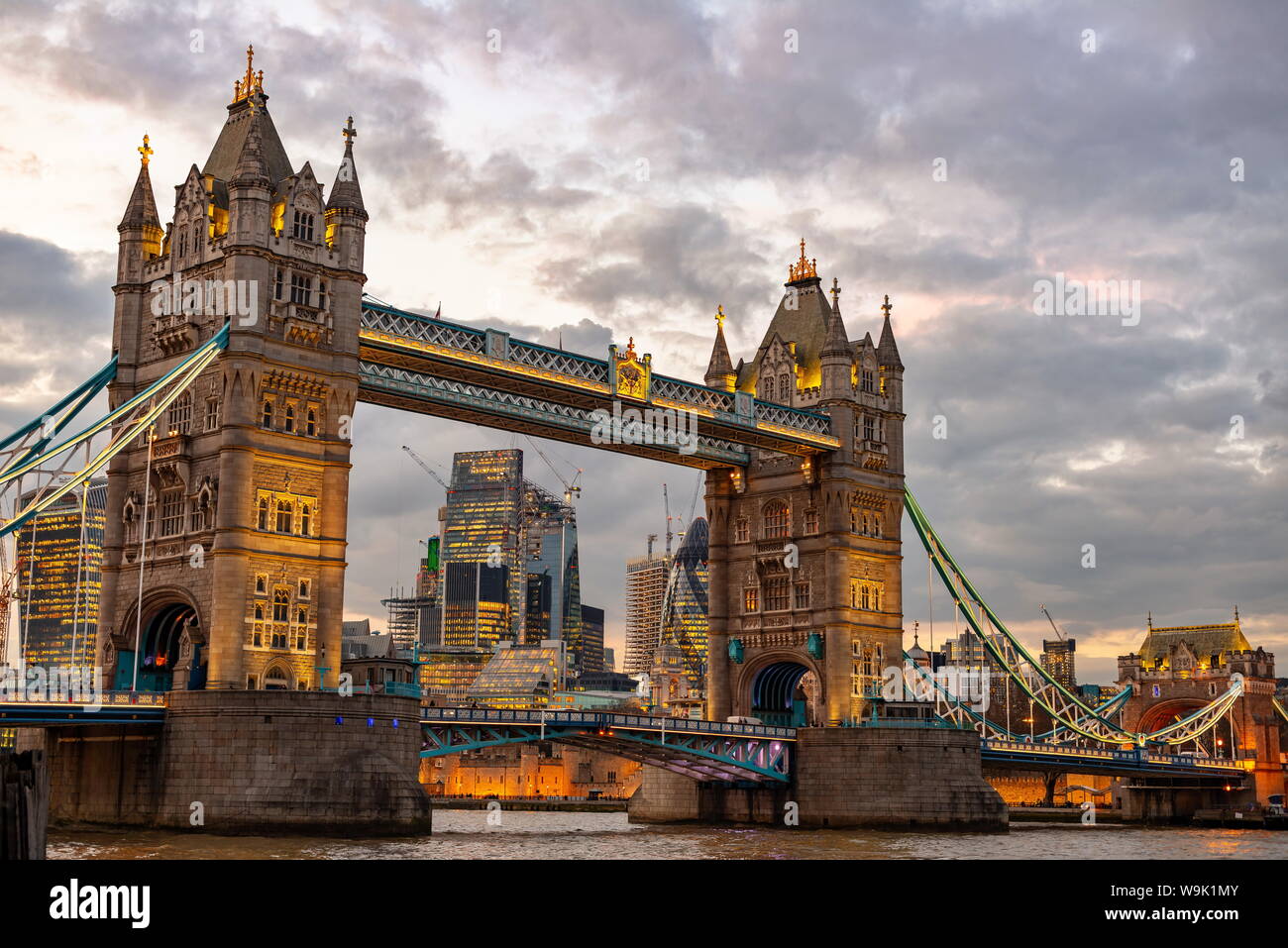 Tower Bridge à Londres, au Royaume-Uni. Coucher du soleil avec de beaux nuages. L'ouverture du pont-levis. L'un des symboles anglais Banque D'Images