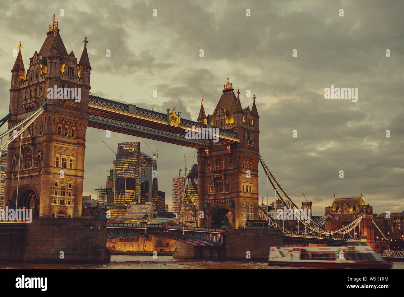 Tower Bridge à Londres, au Royaume-Uni. Coucher du soleil avec de beaux nuages. L'ouverture du pont-levis. L'un des symboles anglais Banque D'Images