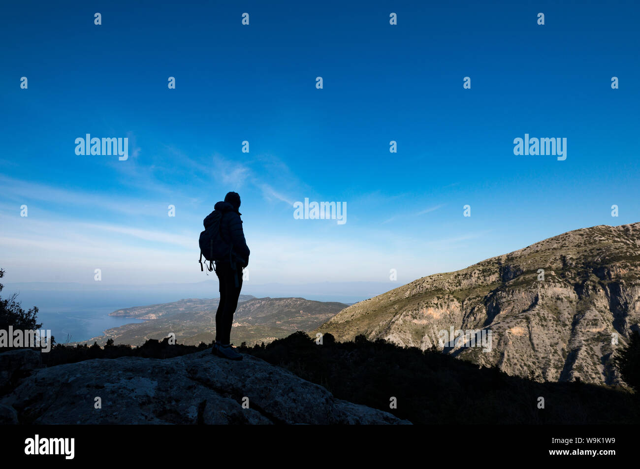 Une femme en randonnée dans les montagnes Taygetos sur la péninsule de Mani dans le Péloponnèse, Grèce, Europe Banque D'Images
