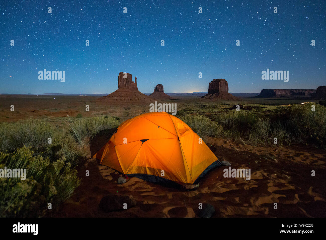 Tente dans la nuit de camping Monument Valley, Monument Valley, Navajo  Tribal Park, Arizona, États-Unis d'Amérique, Amérique du Nord Photo Stock -  Alamy