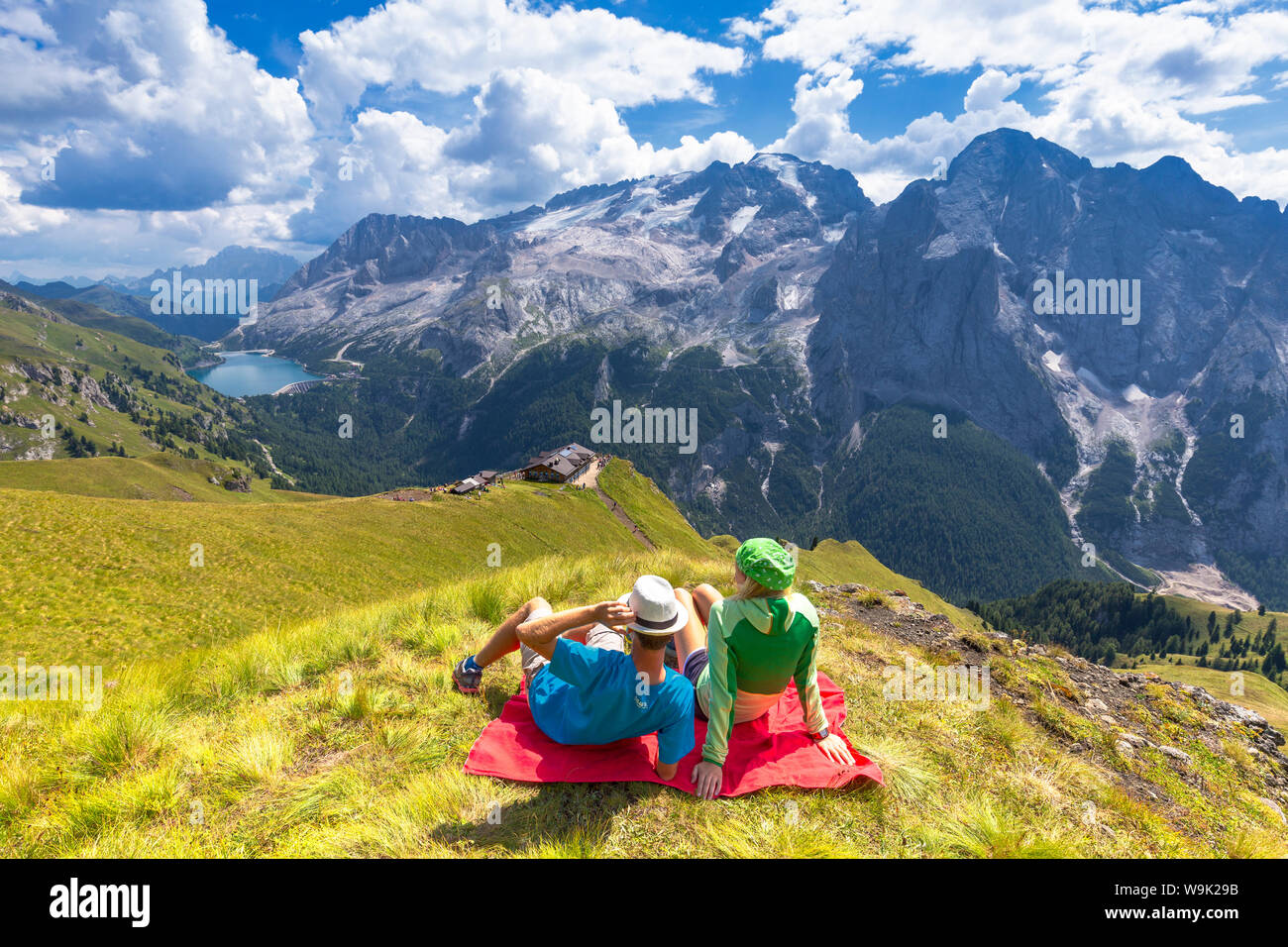 Les touristes regarder vers Viel del Pan Refuge avec Marmolada en arrière-plan, Pordoi Pass, Vallée de Fassa, Trentin, Dolomites, Italie, Europe Banque D'Images